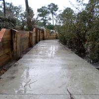 Création d'une allée béton et d'un mur de soutènement en bois